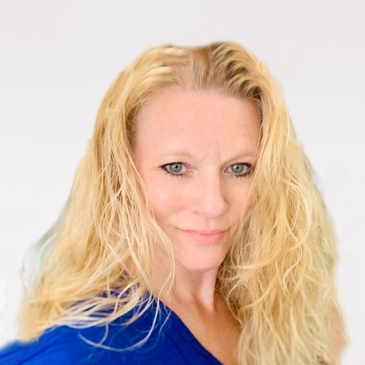 A headshot image of Leslie Spraetz