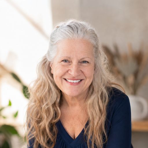 A headshot image of Leslie Taylor