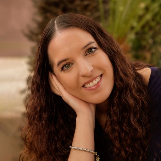 A headshot image of Anna Nelson
