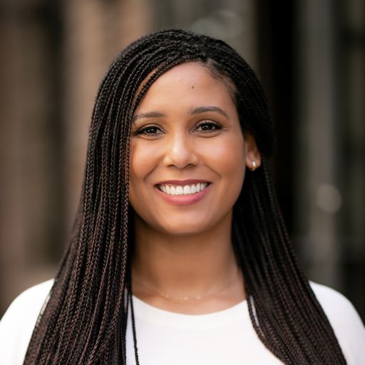 A headshot image of Alba Hernandez