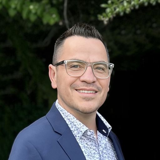 A headshot image of Vicente Hernandez