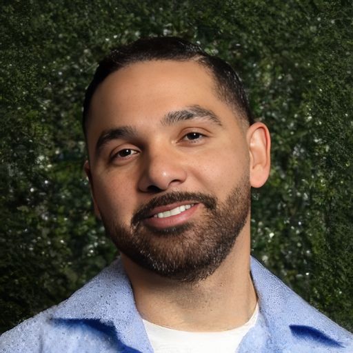 A headshot image of Luis Navarro