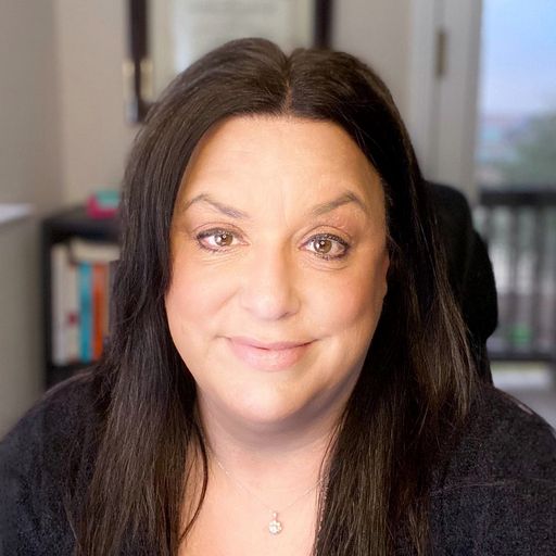A headshot image of Leslie Lombardy