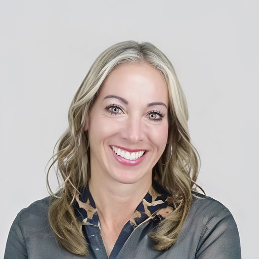 A headshot image of Carly Makie-Bennett