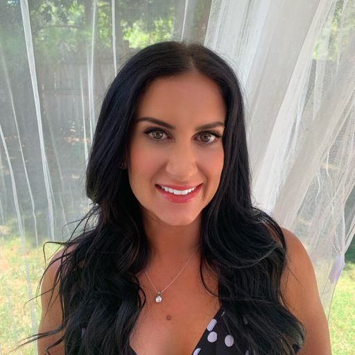 A headshot image of Lindsey Cunha