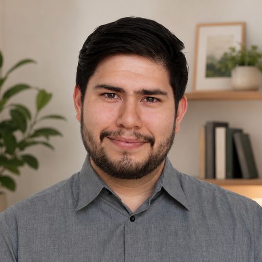 A headshot image of Oscar Maciel